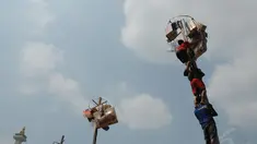 Sejumlah orang berusaha menggapai hadiah dalam lomba panjat pinang di kawasan Tugu Monas, Jakarta, (31/8/2014). (Liputan6.com/Helmi Fithriansyah)