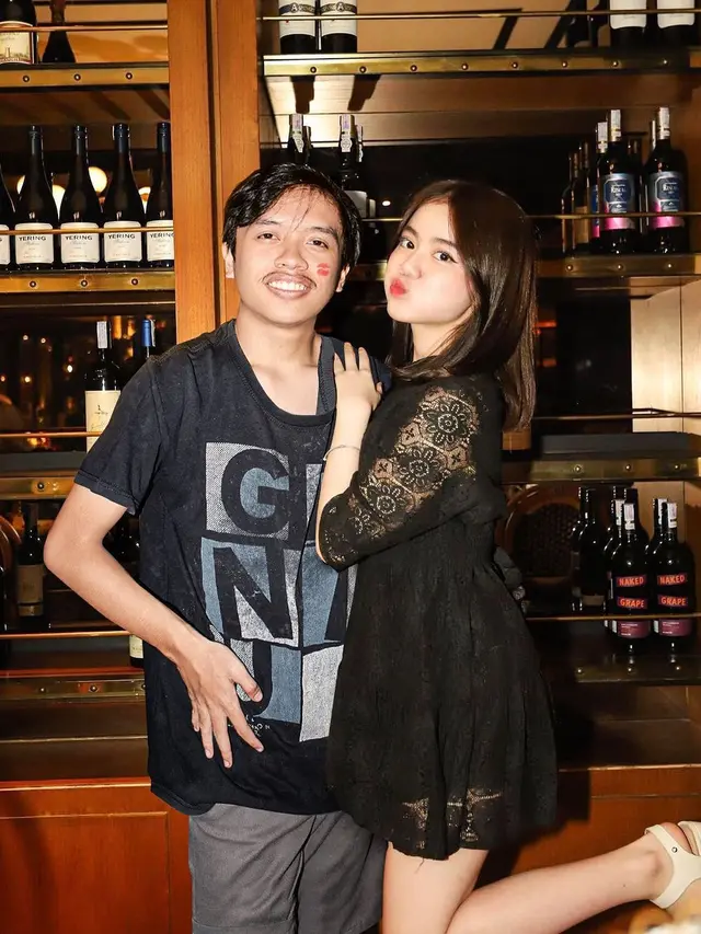 6 Editan Foto Pria Bareng Brand Ambassador E-Sport Ini Halu, Kocak
