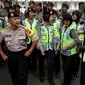 Sejumlah polisi dan polwan dikerahkan untuk menjaga aksi unjuk rasa di depan Kementerian ESDM Jakarta, Selasa (7/3). Mereka meminta pemerintah agar tidak memaksakan perubahan Kontrak Karya ke Izin Usaha Khusus Pertambangan. (Liputan6.com/Johan Tallo)