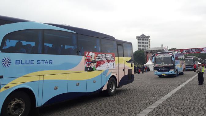 Menteri Perhubungan (Menhub) Budi Karya Sumadi melepas 2.500 pemudik di Lapangan Silang Monas Jakarta Pusat, Sabtu (22/12/2018). (Bawono/Liputan6.com)