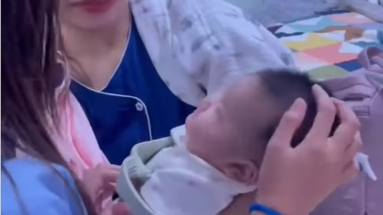 Potret Mikhayla mengusap kepala Baby Zica (Sumber: Instagram/ramadhaniabakrie.fansupdate)