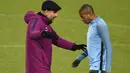 Pelatih Manchester City, Pep Guardiola (kiri) memberikan arahan kepada Fernandinho pada sesi latihan tim di City Football Academy, Manchester, (20/11/2017). City akan melawan Feyenord ada grup F. (AFP/Oli Scarff)