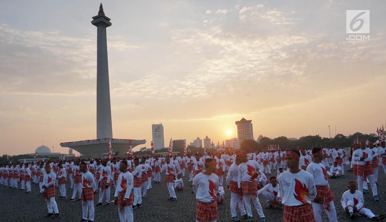 Peserta bersiap menari Poco-Poco memecahkan rekor Guinness World Records di Monas, Jakarta, Minggu (5/8). Sebanyak 61 ribu orang dari berbagai golongan berpartisipasi memecahkan rekor menari Poco-Poco. (Merdeka.com/Iqbal S. Nugroho)