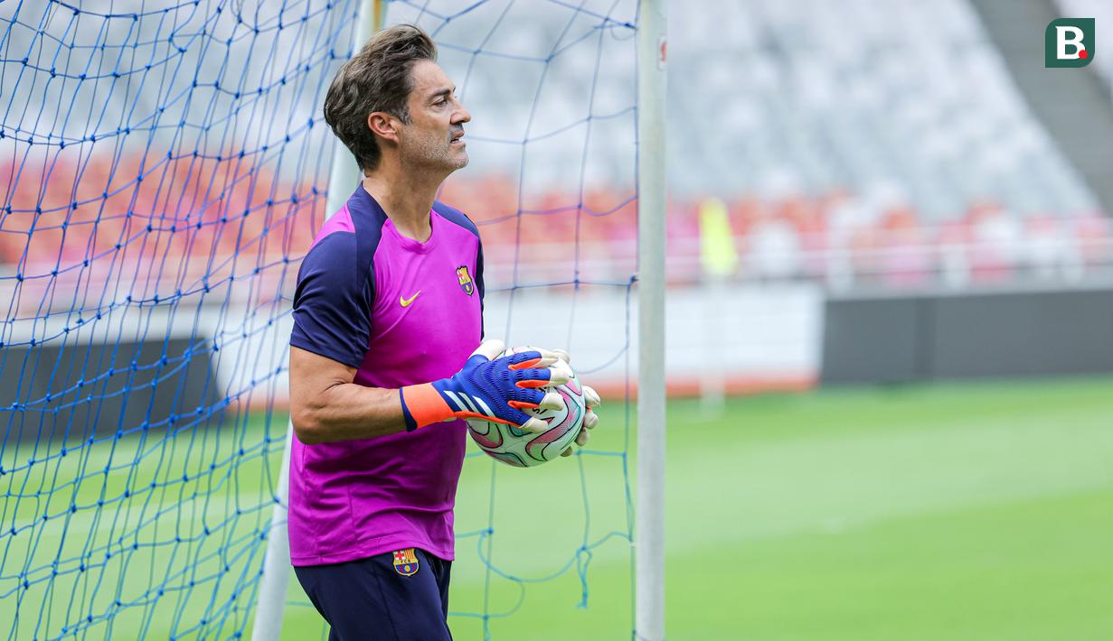 Legenda kiper Barcelona, Vitor Baia dalam latihan jelang laga Clash of Legends melawan DRX World Legends di Stadion Utama Gelora Bung Karno (SUGBK), Senayan, Jakarta, Jumat (17/04/2026) sore WIB. (Bola.com/Bagaskara Lazuardi)