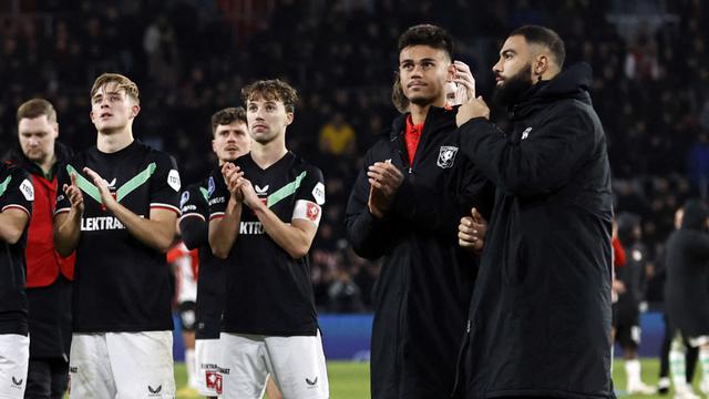 Foto: Mees Hilgers dan Kolega Tak Berdaya saat FC Twente Dibantai PSV dalam Laga Lanjutan Liga Belanda