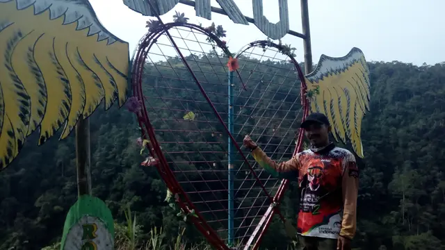 Dede Rosidin, salahs eorang pengelola tengah menunjukan rangka besi tempat menggangungkan gembok cinta di kawasan wisata hutan OKO, Selaawi, Garut