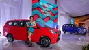 Model berfoto saat peluncuran mobil Toyota Calya dan Daihatsu Sigra di pabrik PT Astra Daihatsu Motor, Karawang, Jawa Barat, (2/8). Kolaborasi Toyota dan Daihatsu yang telah menghasilkan produk Avanza-Xenia dan Rush-Terios. (Liputan6.com/Angga Yuniar)