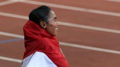 Pelari putri Indonesia Triyaningsih meraih emas nomor lari 10.000m SEA Games yang berlangsung di Stadion Nasional Singapura. Kamis (11/6). (Bola.com/Arief Bagus)