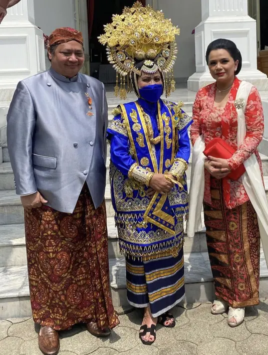 <p>Isteri Airlangga Hartarto, Menteri Koordinator Bidang Perekonomian, Yanti terlihat mengenakan kebaya kutu baru floral berwarna merah karya Eddybetty. Dipadukan selendang putih dan kain batik sebagai bawahannya. @yanti.airlangga</p>