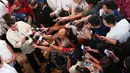 Presiden Filipina Rodrigo Duterte menggelar konferensi pers di Istana Malacanang, Manila, Filipina, Selasa (28/2). Pemerintah Filipina berhasil melobi kelompok Abu Sayyaf untuk membebaskan seorang bocah Filipina. (AP Photo)