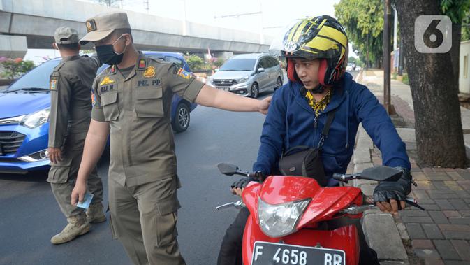 Petugas Satpol PP memberhentikan pengendara motor di Lebak Bulus, Jakarta, senin (14/09/2020). Pemerintah Provinsi DKI Jakarta memperketat kembali PSBB karena kasus Covid-19 terus mengalami peningkatan. (merdeka.com/Dwi Narwoko)