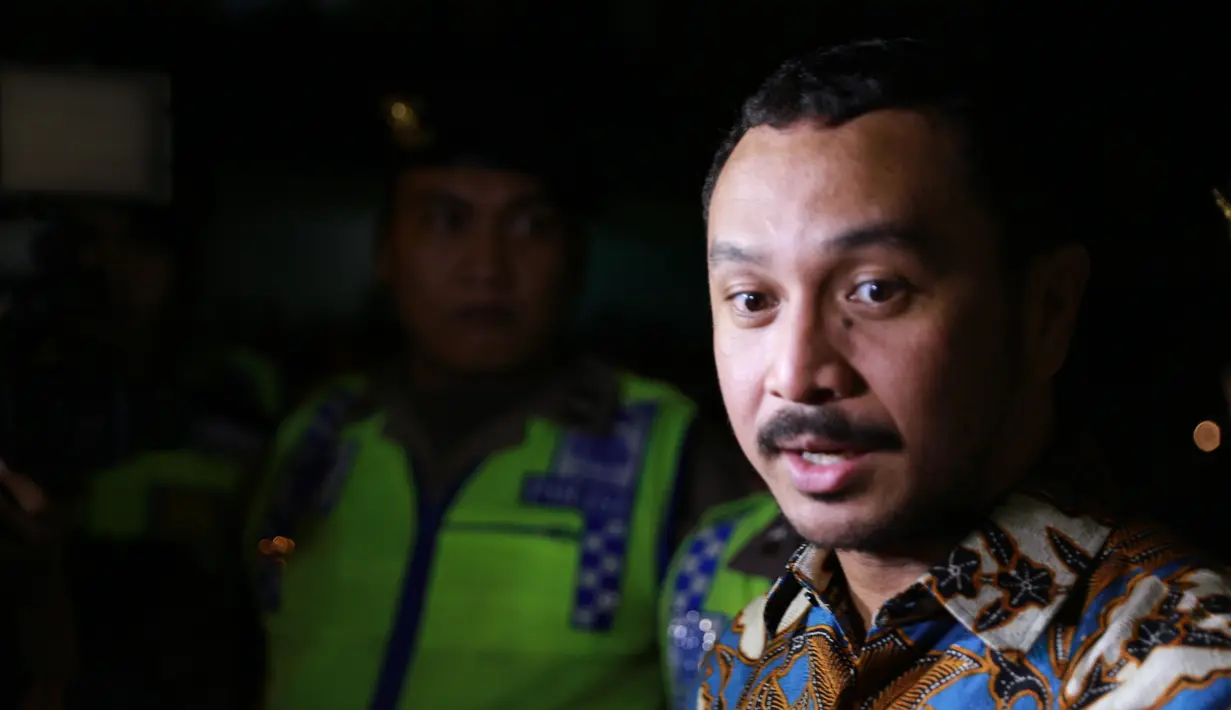 Meski sudah mengantre selama 2,5 jam, namun Giring merasa senang karena dirinya bersama dengan teman-temannya dan semuanya jadi tidak terasa.  (Adrian Putra/Bintang.com)