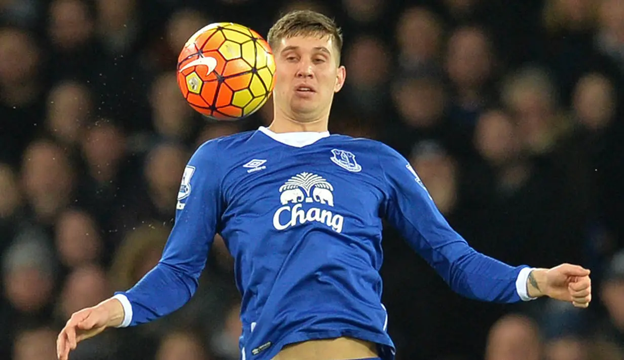 3. Bek Everton, John Stones, memiliki kriteria sebagai pemain bertahan kesukaan Pep. Namun mendapatkan tandatangan pemain Inggris ini tidak mudah, City harus bersaing dengan Barcelona, MU dan juga Chelsea. (AFP/Paul Ellis)