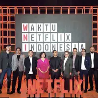 (Kiri-kanan) Timo Tjahjanto, Salman Aristo, Muhammad Zaidy, SEA Conten Director Netflix Malobika Banerji, Raditya Dika, Shanty Harmayn, Indonesian Content Lead Netflix Rusli Eddy, Angga Dwimas Sasongko, dan Joko Anwar dalam acara Waktu Netflix Indonesia, Jumat (2/9/2022).&nbsp;(Foto: Netflix)