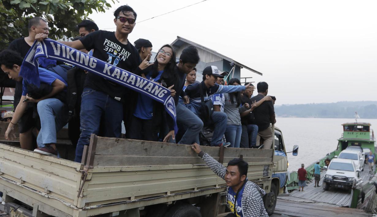 Rombongan Bobotoh bersiap menaiki kapal feri menuju Stadion Aji Imbut untuk menyaksikan laga Mitra Kukar melawan Persib. (Bola.com/Vitalis Yogi Trisna)