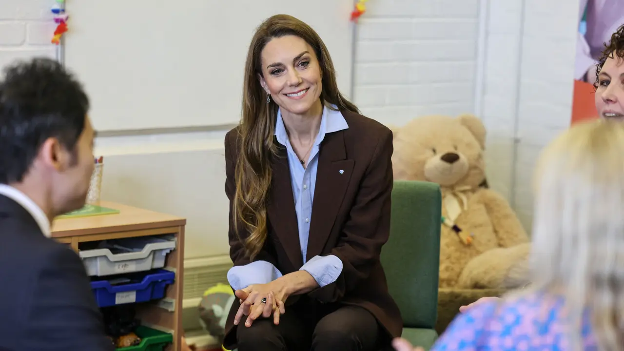 Kate Middleton Tinggalkan Hak Tinggi Saat Temui Anak-anak, Ganti dengan Sepatu Loafers Rp 2,7 Juta