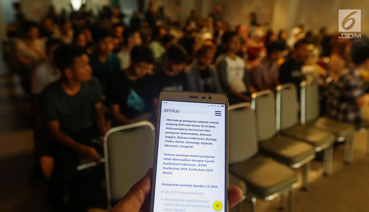 Layar telepon selular menampilkan aplikasi bimbingan belajar online saat diskusi Zenius Education di Jakarta, Kamis (19/7). Zenius Education menawarkan tempat belajar online yang lengkap, seru, dan bikin ketagihan. (Liputan6.com/JohanTallo)