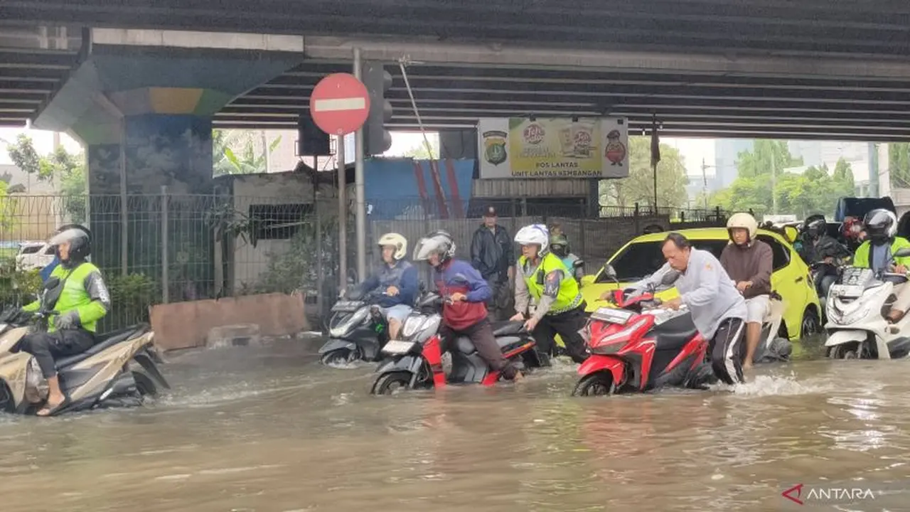 Motor mogok massal usai nekat terjang banjir di kembangan
