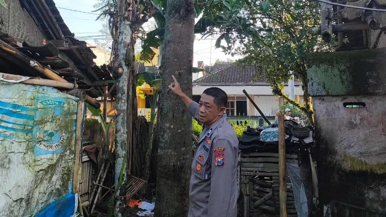 Polisi Lakukan olah tkp  di lokasi tempat gantung diri seorang pemuda di Jember  (Istimewa)