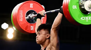 Lifter Indonesia, Rahmat Erwin Abdullah  berkompetisi dalam kompetisi angkat besi grup A 73kg putra Asian Games 2023 di Hangzhou, China, 3 Oktober 2023. (Ishara S.KODIKARA / AFP)