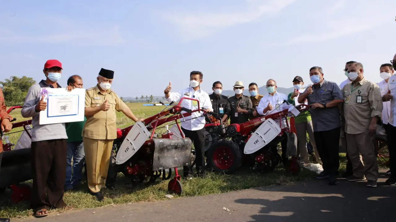 Petani Kabupaten Malang Terima Sejumlah Bantuan Alsintan dari Presiden Jokowi