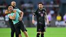 Pengawal Lionel Messi, Yassine Cheuko mengamankan seorang penyusup lapangan dalam laga persahabatan antara Inter Miami melawan Sporting San Miguelito di Stadion Romeo Fernandez, Panama, Amerika, Senin (03/02/2025) waktu setempat. (AFP/Martin Bernetti)