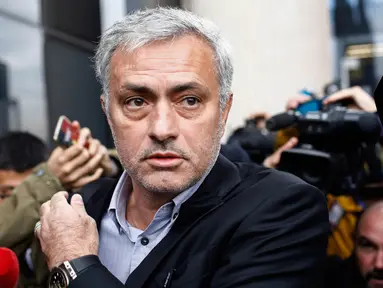 Manajer Manchester United, Jose Mourinho, bersiap menjalani sidang di Gedung Pengadilan Madrid, Jumat (3/11/2017). Pria asal Portugal itu menjalani sidang terkait dugaan penggelapan pajak saat masih melatih Real Madrid. (AFP/Oscar Del Pozo)