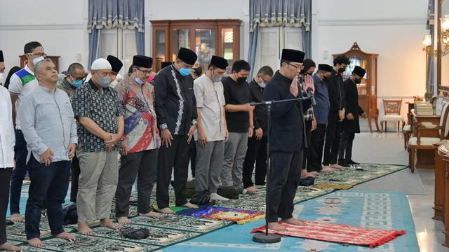 Warga Rela Antre Sampaikan Bela Sungkawa untuk Keluarga Ridwan Kamil