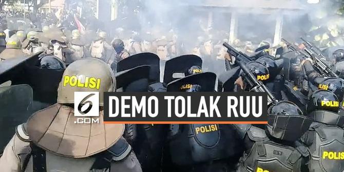 VIDEO: Demo Mahasiswa Tolak RUU KUHP di Solo Ricuh