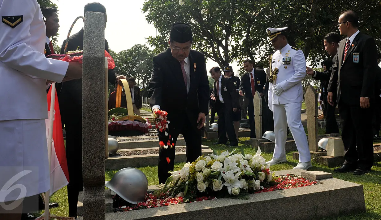 Wapres Jusuf Kalla melakukan tabur bunga seusai memimpin upacara peringatan Hari Pahlawan di Taman Makam Pahlawan Kalibata, Jakarta, Selasa (10/11). Upacara peringatan Hari Pahlawan tersebut rutin dilakukan setiap 10 November. (Liputan6.com/Johan Tallo)