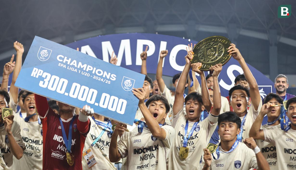 Para pemain Persita Tangerang berhasil mengangkat trofi juara di ajang Elite Pro Academi kategori U-20 2024/2025 di Stadion Patriot Chandrabhaga, Bekasi pada Sabtu (22/2/2025). (Bola.com/Abdul Aziz)