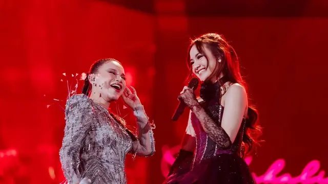 Tampilan Serasi Mahalini Raharja dan Rizky Febian Kenakan Baju Pengantin di Atas Panggung