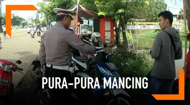 Coba kabur dari razia pajak oleh petugas gabungan, beberapa pengendara motor pura-pura mancing.