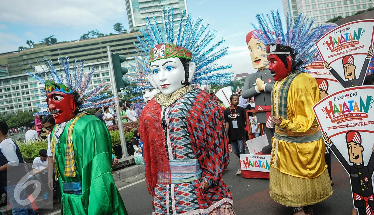 Sejumlah ondel-ondel ikut dalam Hajatan Bank DKI saat Car Free Day di kawasan Bundaran HI Jakarta, Minggu (16/10). Program hajatan merupakan bentuk apresiasi Bank DKI kepada nasabahnya. (Liputan6.com/Faizal Fanani)