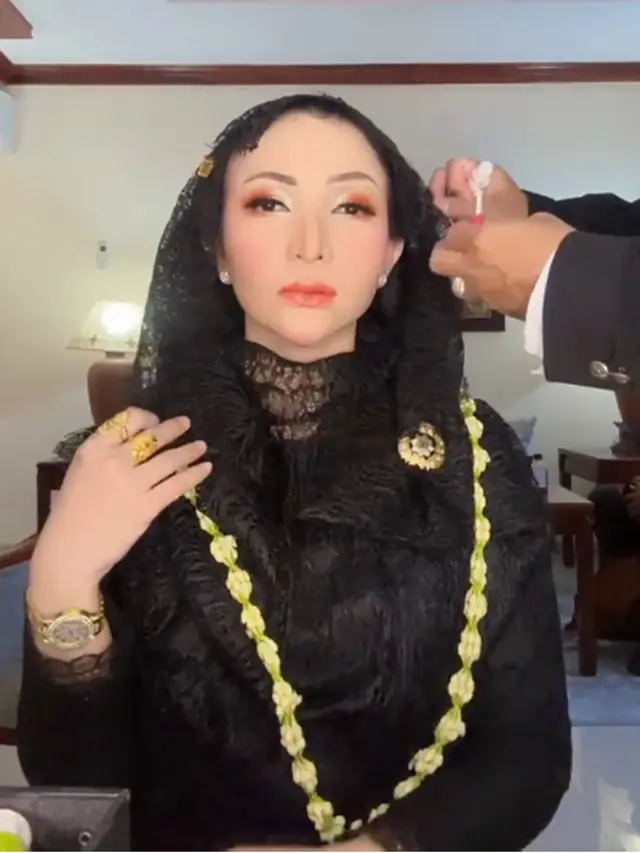 6 Detail Kebaya Brokat Roro Fitria di Peringatan Malam 1 Suro Mangkunegaran Solo