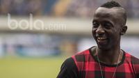 Mantan pemain Persib Bandung, Makan Konate, sumringah saat mendapat sambutan dari Bobotoh. Sebelumnya Konate bermain untuk T-Team Malaysia setelah meninggalkan Persib pasca menjadi juara Piala Presiden. (Bola.com/Vitalis Yogi Trisna)