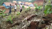 Retakan sepanjang 80 meter dengan kedalaman 4 meter mengancam 22 keluarga di Dusun Cilongkrang, Cilacap, Jawa Tengah. (Foto: Liputan6.com/Muhamad Ridlo).