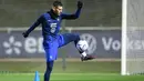 Bek timnas Prancis Lucas Hernandez mengikuti sesi latihan di kamp pelatihan tim di Clairefontaine-en-Yvelines, selatan Paris, Selasa (15/11/2022). Prancis akan melakoni laga perdana grup D melawan Australia pada 23 November 2022. (Bertrand GUAY / AFP)