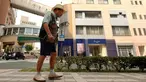 Mantan petinju profesional Jepang, Iwao Hakamada (82) yang dijatuhi hukuman mati, berjalan di Hamamatsu, Prefektur Shizuoka, 28 Agustus 2018.  Sejak divonis hukuman mati, Hakamada sudah menanti pelaksanaan eksekusinya selama 50 tahun. (KAZUHIRO NOGI/AFP)