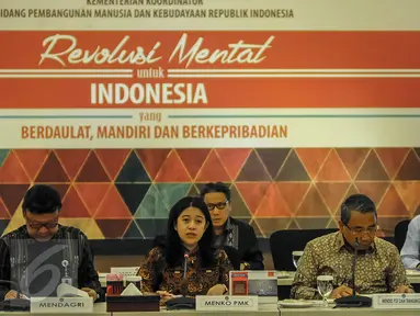 Menko PMK  Puan Maharani memaparkan penjelasan ketika memimpin rakor tingkat menteri di Kemenko PMK, Jakarta, Rabu (19/10). Rapat koordinasi tersebut membahas tentang Pelaksanaan UU Desa. (Liputan6.com/Faizal Fanani)