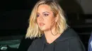 Khloe Kardashian diprotes keras oleh netizen saat mengunggah fotonya yang tengah menggendong True Thompson. (OK! Magazine)