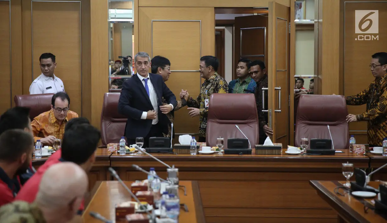 Gubernur DKI Jakarta Djarot Saiful Hidayat menerima kedatangan skuat serta official Persija Jakarta dan klub sepakbola asal Spanyol, Espanyol, di Balai Kota DKI Jakarta, Rabu (19/7). (Liputan6.com/Faizal Fanani)