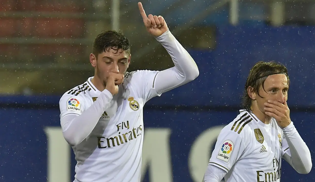 Gelandang Real Madrid, Federico Valverde berselebrasi usai mencetak gol ke gawang Eibar pada pertandingan lanjutan Liga Spanyol di  stadion Ipurua (9/11/2019). Real Madrid menang telak 4-0 atas Eibar. (AP Photo/Alvaro Barrientos)