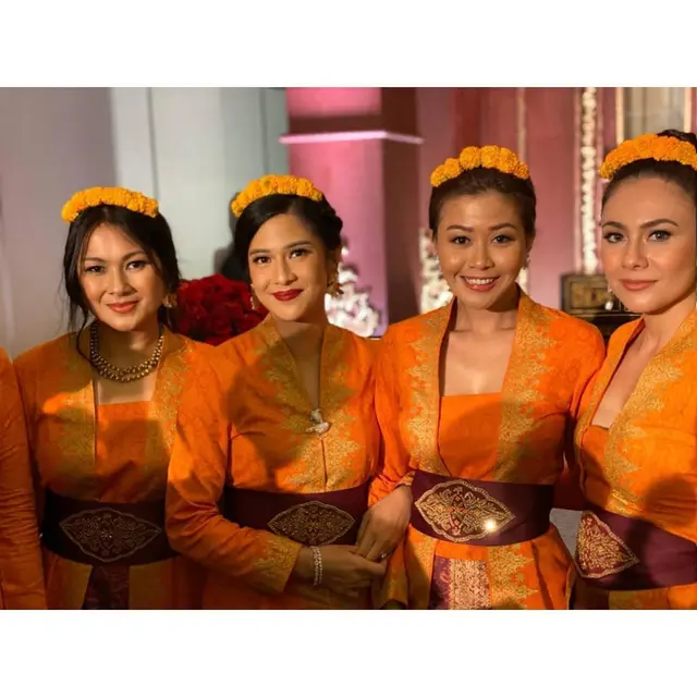 Bareng Dian Sastro, Ini 7 Gaya Wulan Guritno Jadi Bridesmaid Sahabat