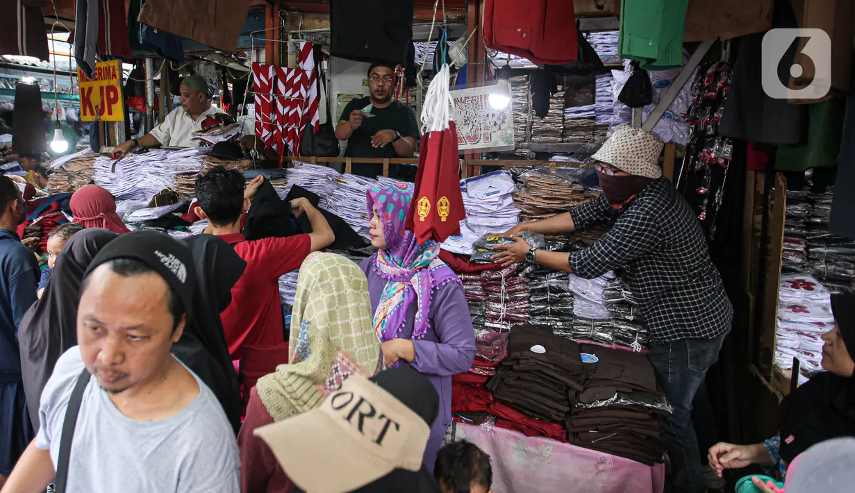 Seperti diketahui, tahun ajaran baru sekolah 2023/2024 di Jakarta akan dimulai pada tanggal 10 Juli mendatang, sedangkan pada beberapa daerah ada yang memulai tahun ajaran baru pada 17 Juli. (Liputan6.com/Faizal Fanani)