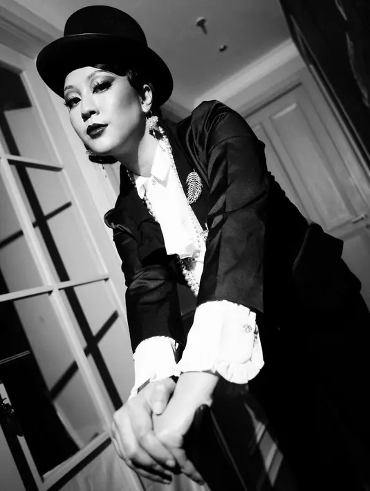 Sherina kenakan tuksedo hitam dengan kemeja ruffle. Lengkap dengan topi yang menyempurnakan gayanya. [Foto: Instagram/ Sherina]