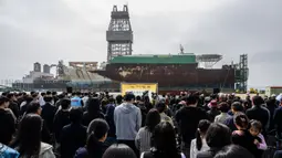 Saat itu, 304 orang penumpang yang sebagian besar adalah siswa SMA Danwon meninggal dunia setelah kapal feri Sewol yang kelebihan muatan terbalik dan tenggelam. (ANTHONY WALLACE/AFP)