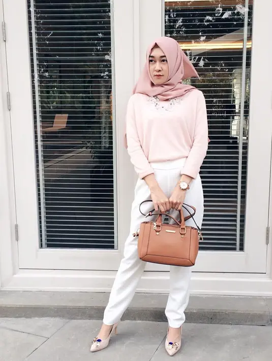 Sejak tahun 2016 silam, tepatnya menjelang Hari Raya Idul Fitri tahun itu, Ellen memutuskan undur diri dari girlband yang membesarkan namanya itu. setelah keluar, Ellen pun memutuskan untuk berhijab. (Instagram/ellennitaa)