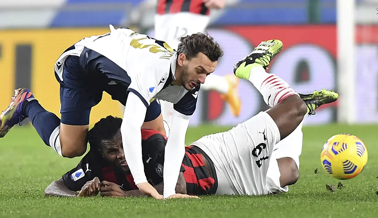 Gelandang AC Milan, Franck Kessie (bawah) dan striker Sampdoria, Manolo Gabbiadini, terjatuh saat perebutan bola dalam laga lanjutan Liga Italia 2020/21 pekan ke-10 di Luigi Ferraris Stadium, Minggu (6/12/2020). AC Milan menang 2-1 atas Sampdoria. (AFP/Andreas Solaro)