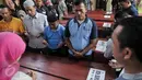 Keluarga korban KM Zahro mendoakan jenazah usai serah terima dengan pihak Kepolisian di RS Polri, Jakarta, Selasa (3/1). Sebanyak 5 jenazah KM Zahro yang telah teridenfikasi oleh tim DVI Polri diserahkan kepada keluarga korban. (Liputan6.com/Yoppy Renato)
